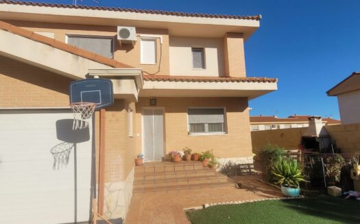 EXP08100, Chalet en venta en Nambroca – 2 plantas, 4 dormitorios, terraza con barbacoa y jardín privado, Nambroca, TOLEDO