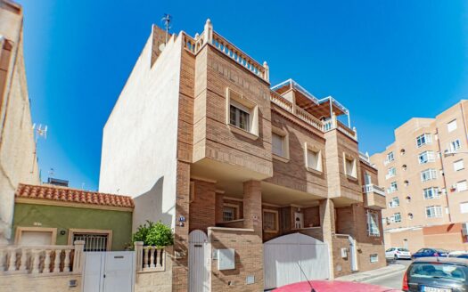 EXP07373, Amplia casa de 244m2 en Almería. Zona Carrefour., Almeria, ALMERIA