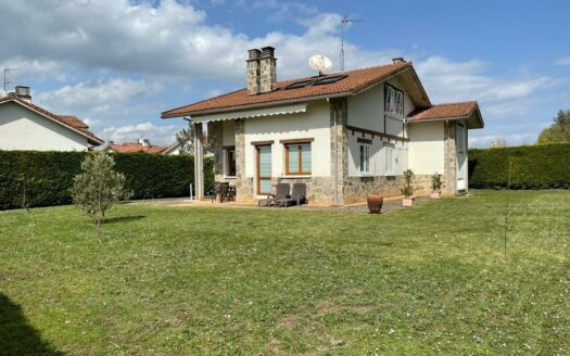 EXP07043, «Encantador Chalet Individual con Piscina en Urbaniza, La Puebla de Arganzon, BURGOS